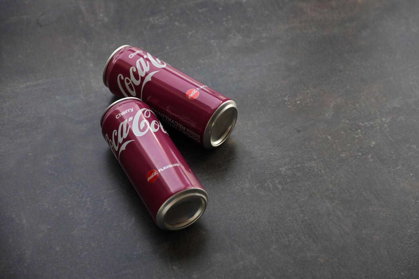 kiev, Oekraïne - 4 kunnen, 2023 coca cola zacht drankjes merk blik blikjes met kers smaak foto