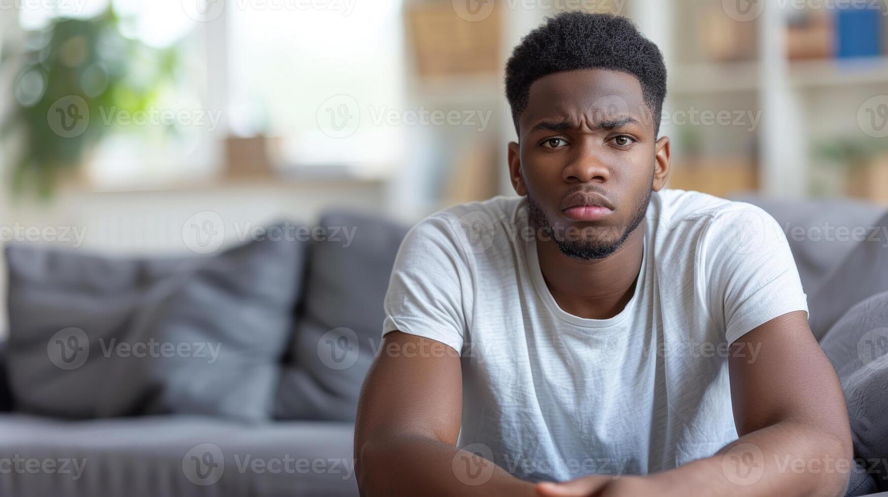 een Mens is gezeten Aan top van een bankstel in een leven kamer instelling foto