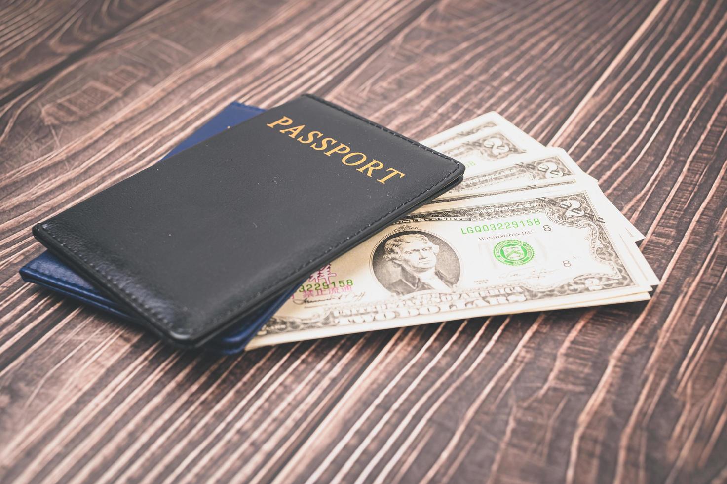 paspoort geld besparen voor reizen en zakendoen over de hele wereld. foto