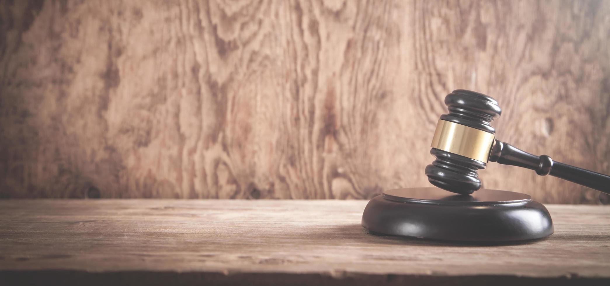 rechter hamer op het houten bureau. wet concept foto
