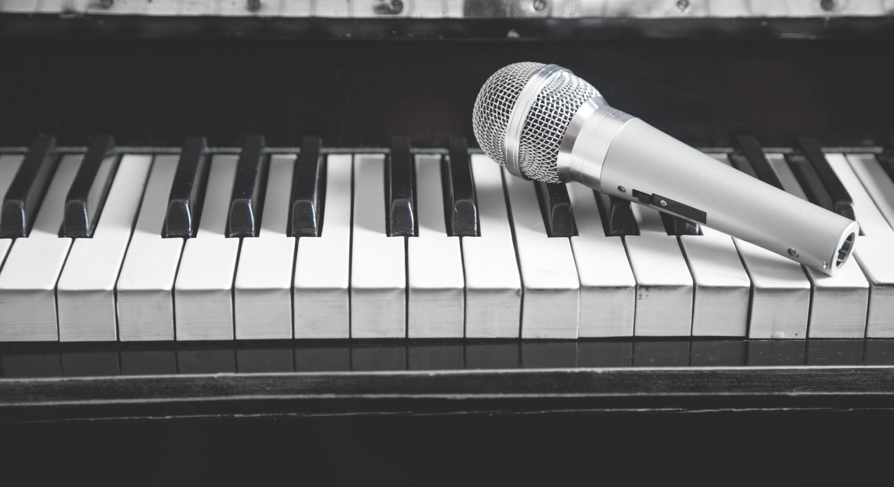 microfoon op pianotoetsenbord. wit en zwart. muziek foto