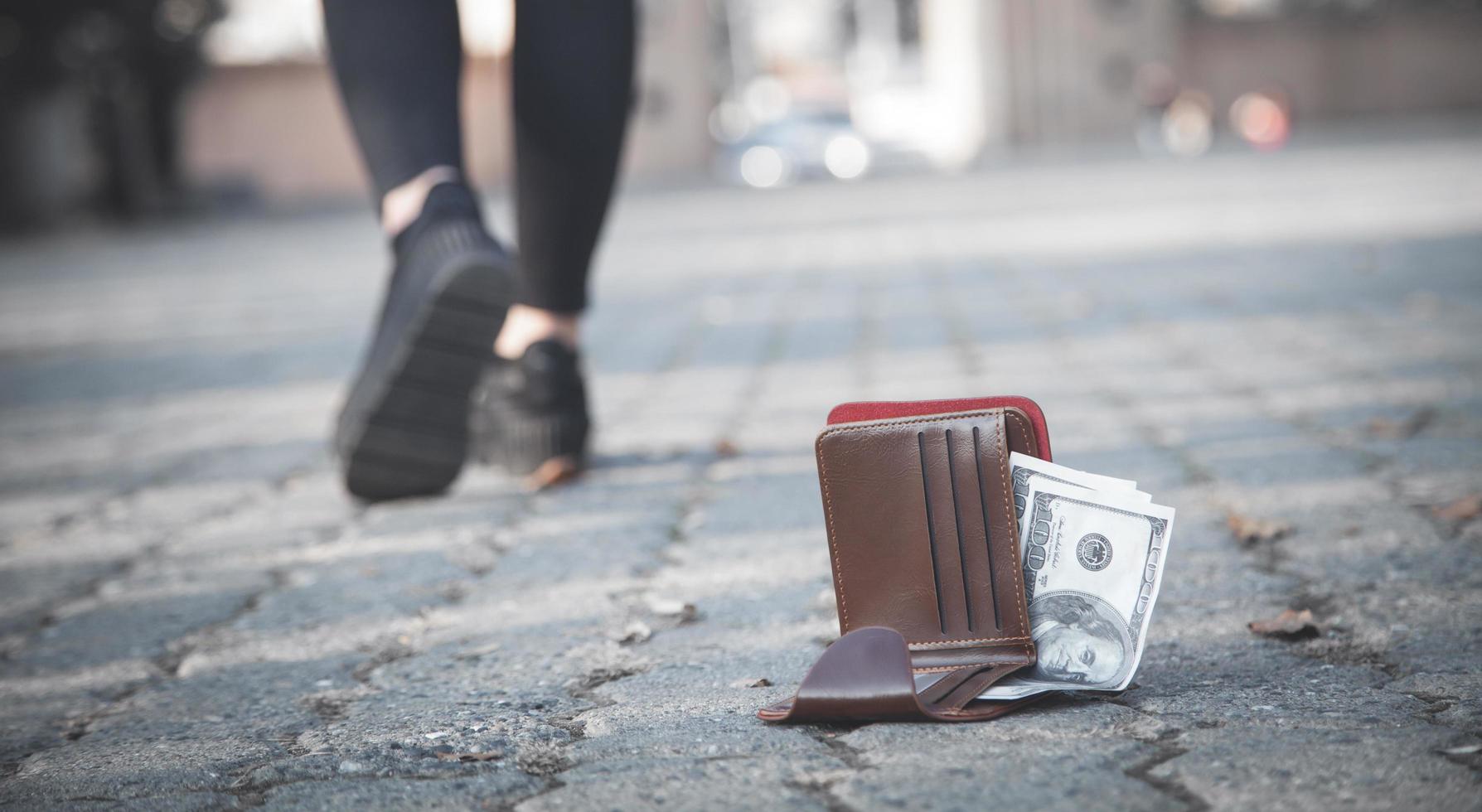 vrouw verloor een leren portemonnee met geld op het park. foto