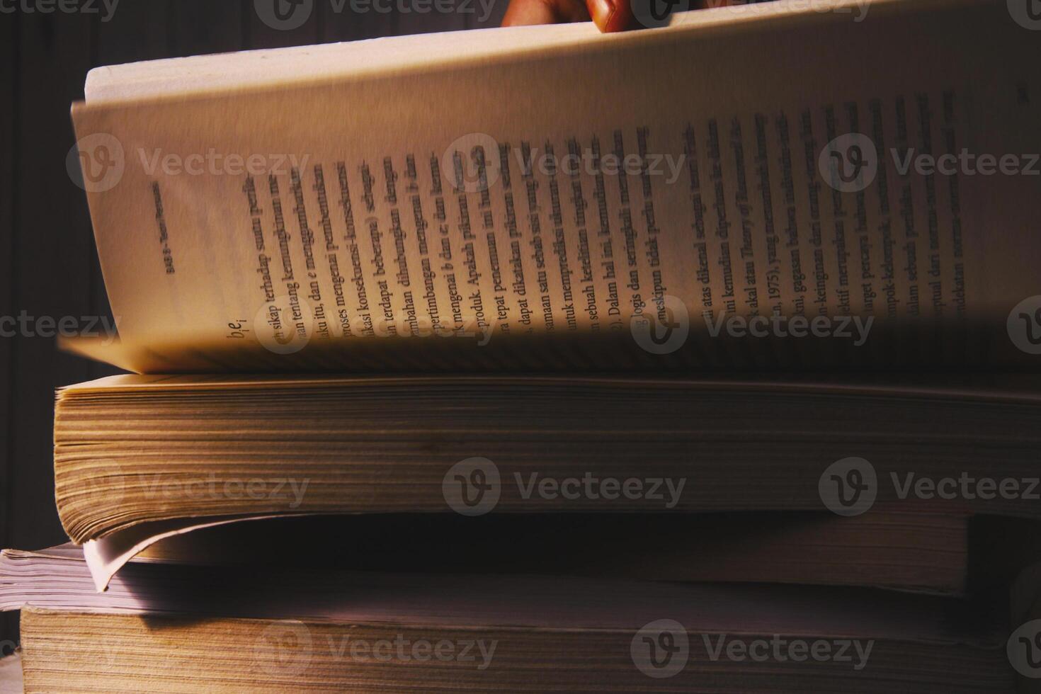 oud boeken gefotografeerd met natuurlijk verlichting foto