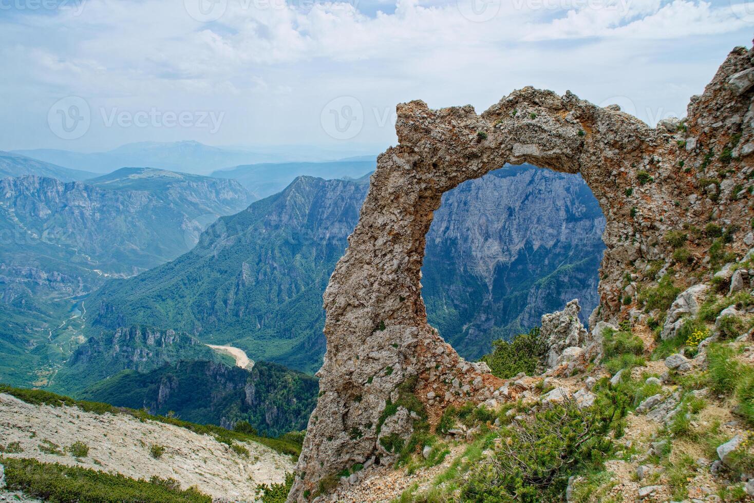 visie van circulaire rots vorming in de bergen. natuurlijk monument hajducka vrij in cvrsnica berg. beroemd wandelen plaats in Bosnië en herzegovina. foto