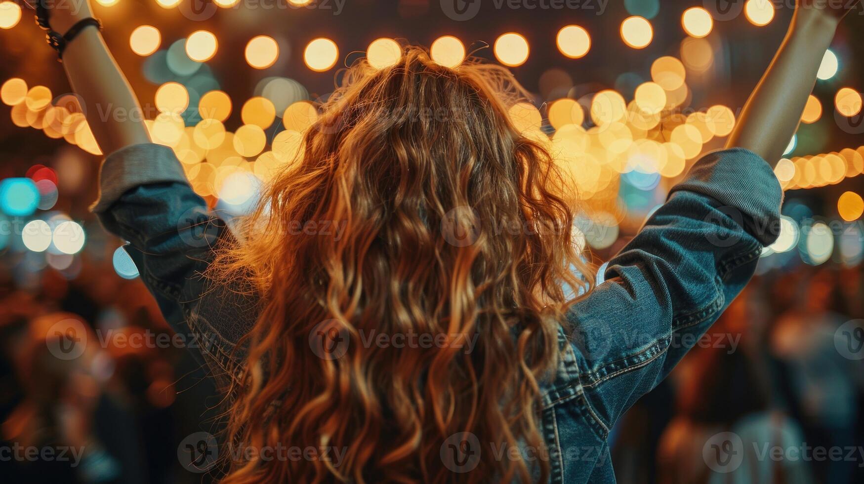 een vrouw met lang haar- staat vol vertrouwen voordat een groot menigte foto