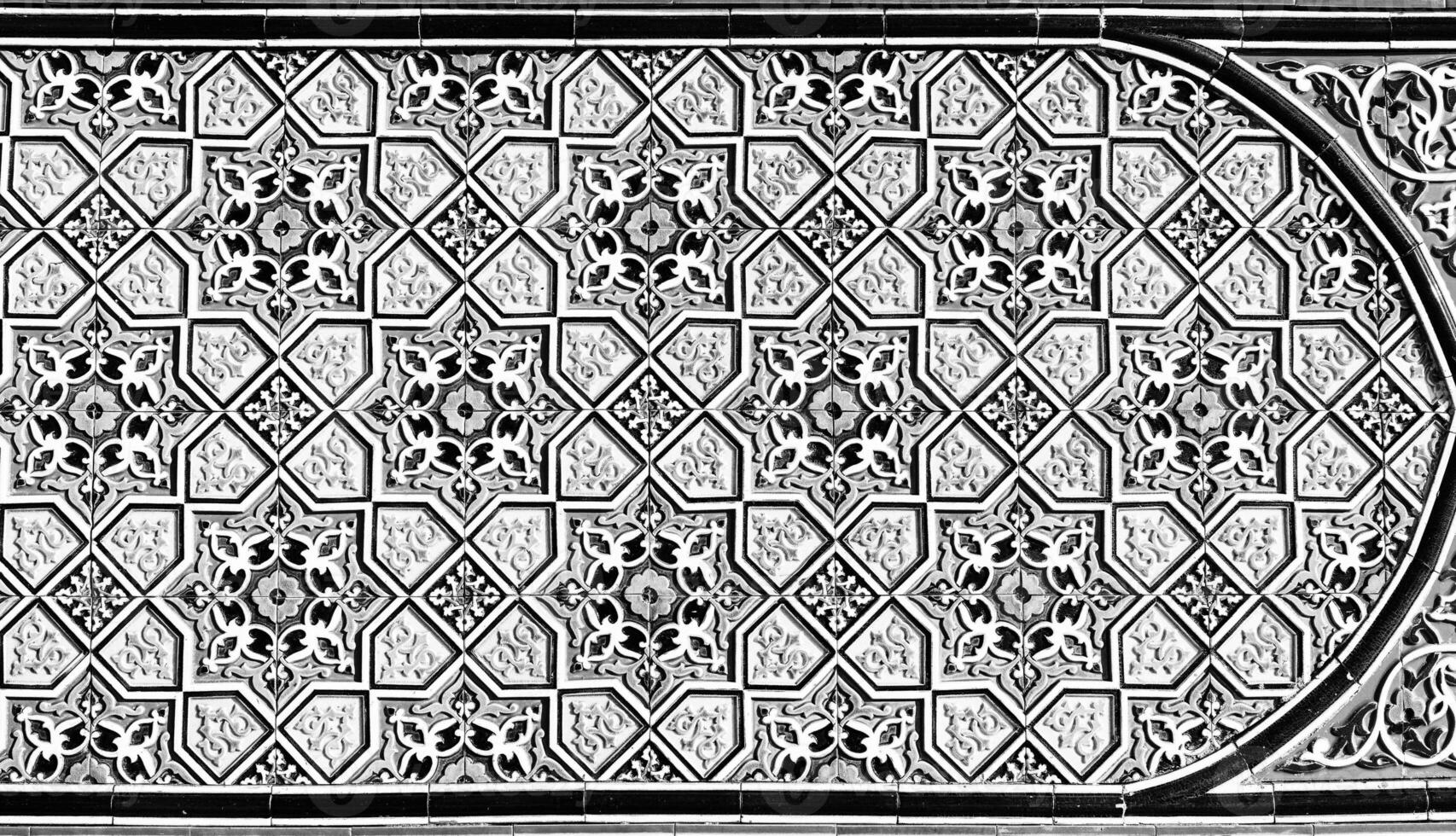 meetkundig traditioneel Islamitisch ornament. fragment van een keramisch mozaïek. zwart en wit. foto