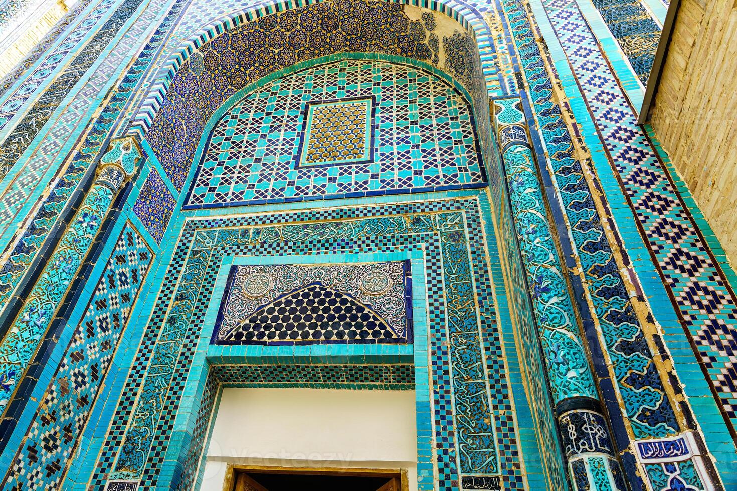 de oude mausoleum van Shakh-i-zinda, de graf van leven koning, gedurende de regeren van amir temur in samarkand. necropolis boog versierd met meetkundig Islamitisch oosters ornament. foto