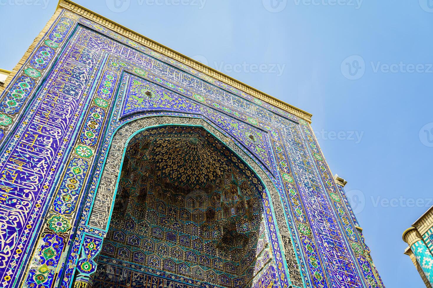 de oude mausoleum van Shakh-i-zinda, de graf van leven koning, gedurende de regeren van amir temur in samarkand. necropolis boog versierd met meetkundig Islamitisch oosters ornament. foto