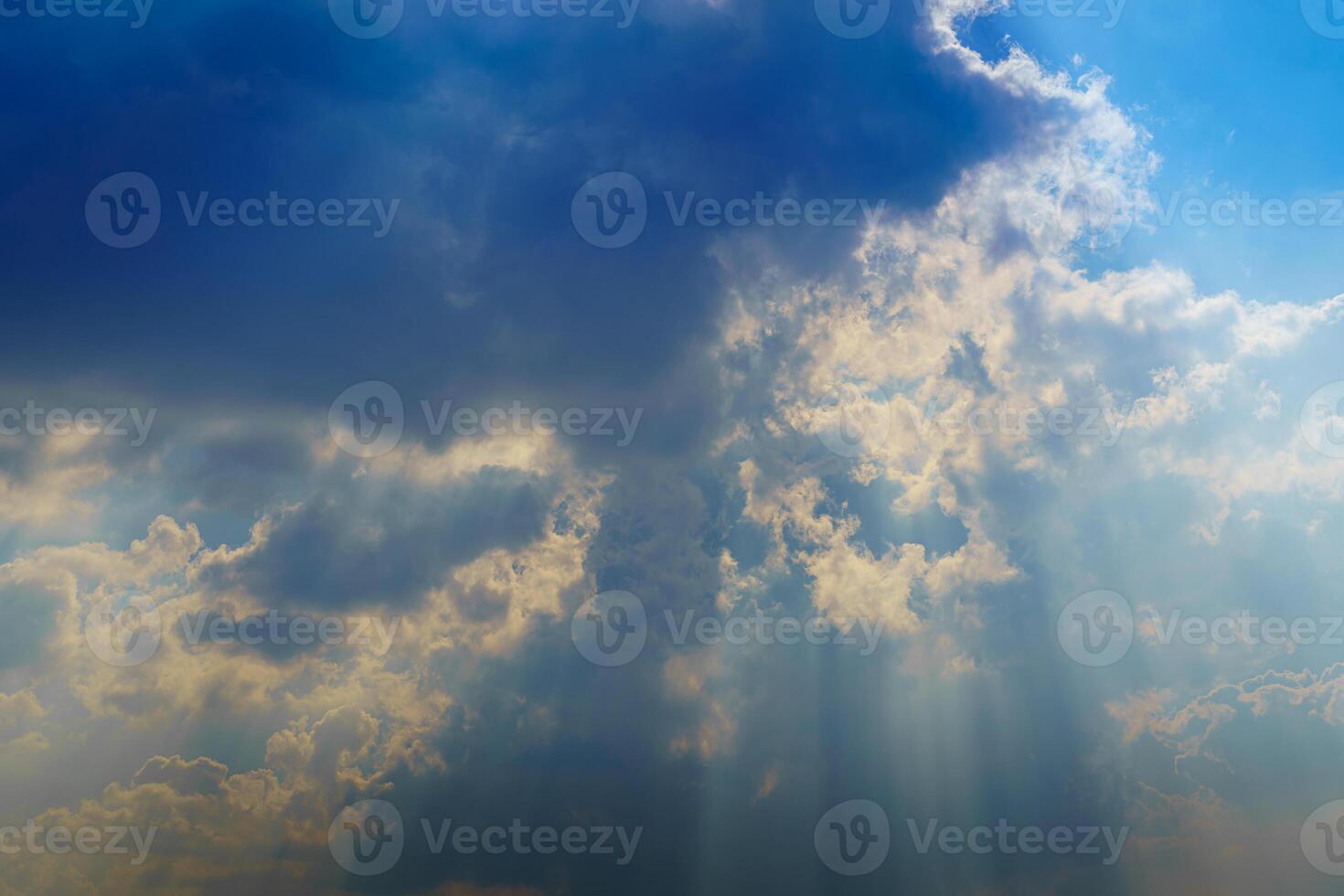 zonnestralen breken door dramatisch cumulus wolken. verandering van het weer. hoop of religie concept. foto