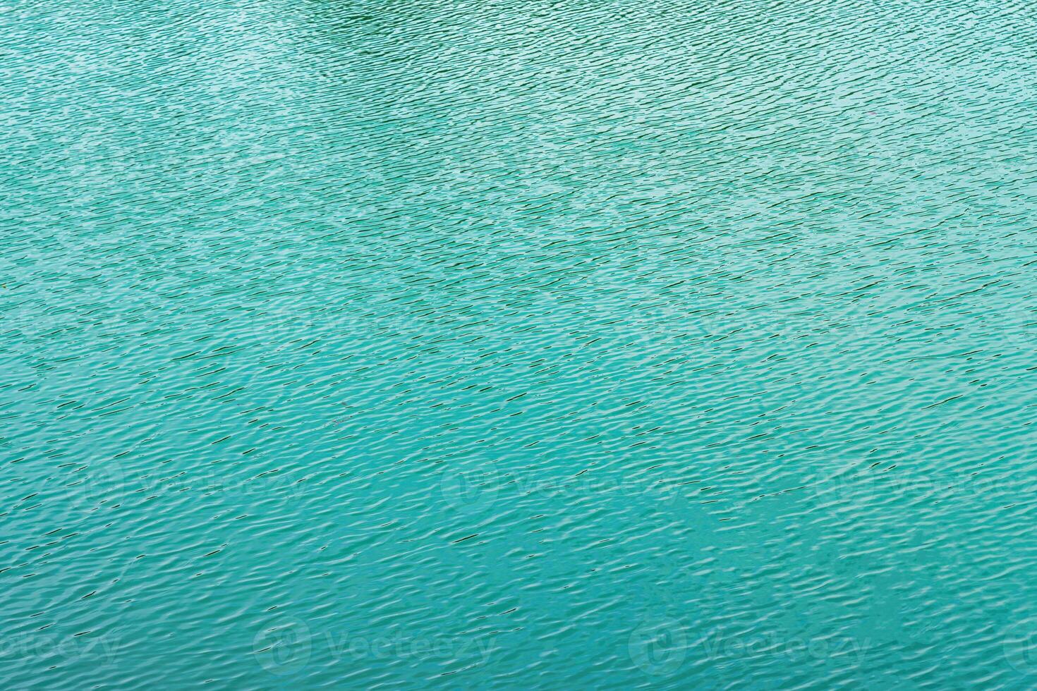 de structuur van de golven van turkoois kleur van snelstromend water in de rivier. foto