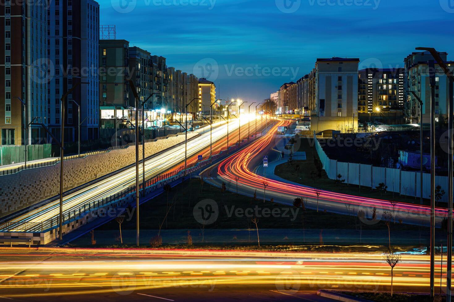 auto verkeer licht Bij nacht stad. foto