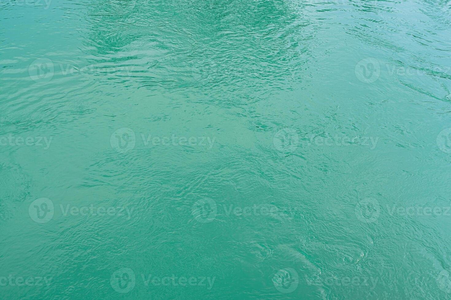 de structuur van de golven van turkoois kleur van snelstromend water in de rivier. foto