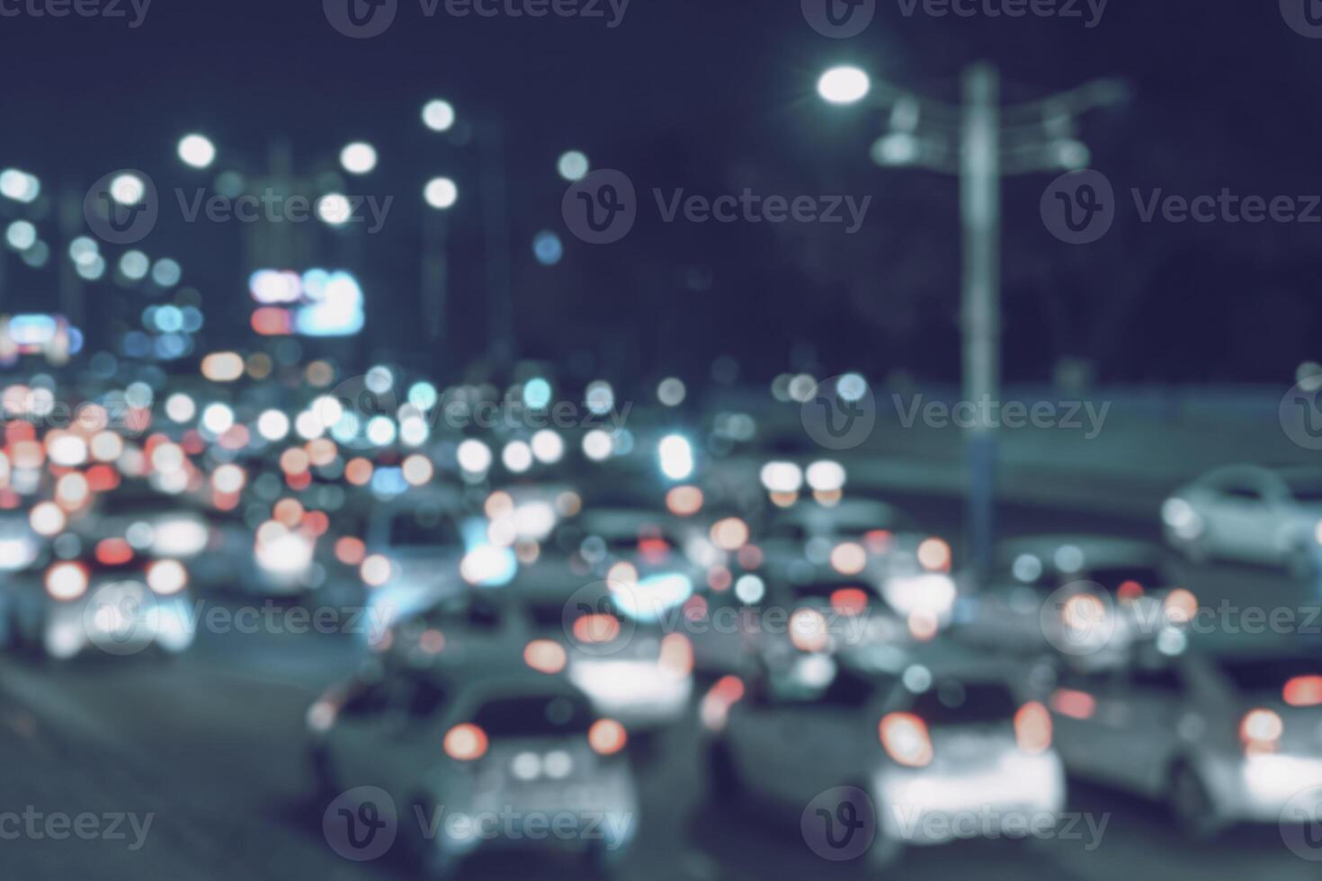 wazig auto verkeer licht Bij nacht stad. verkeer jam in avond stormloop uur. foto