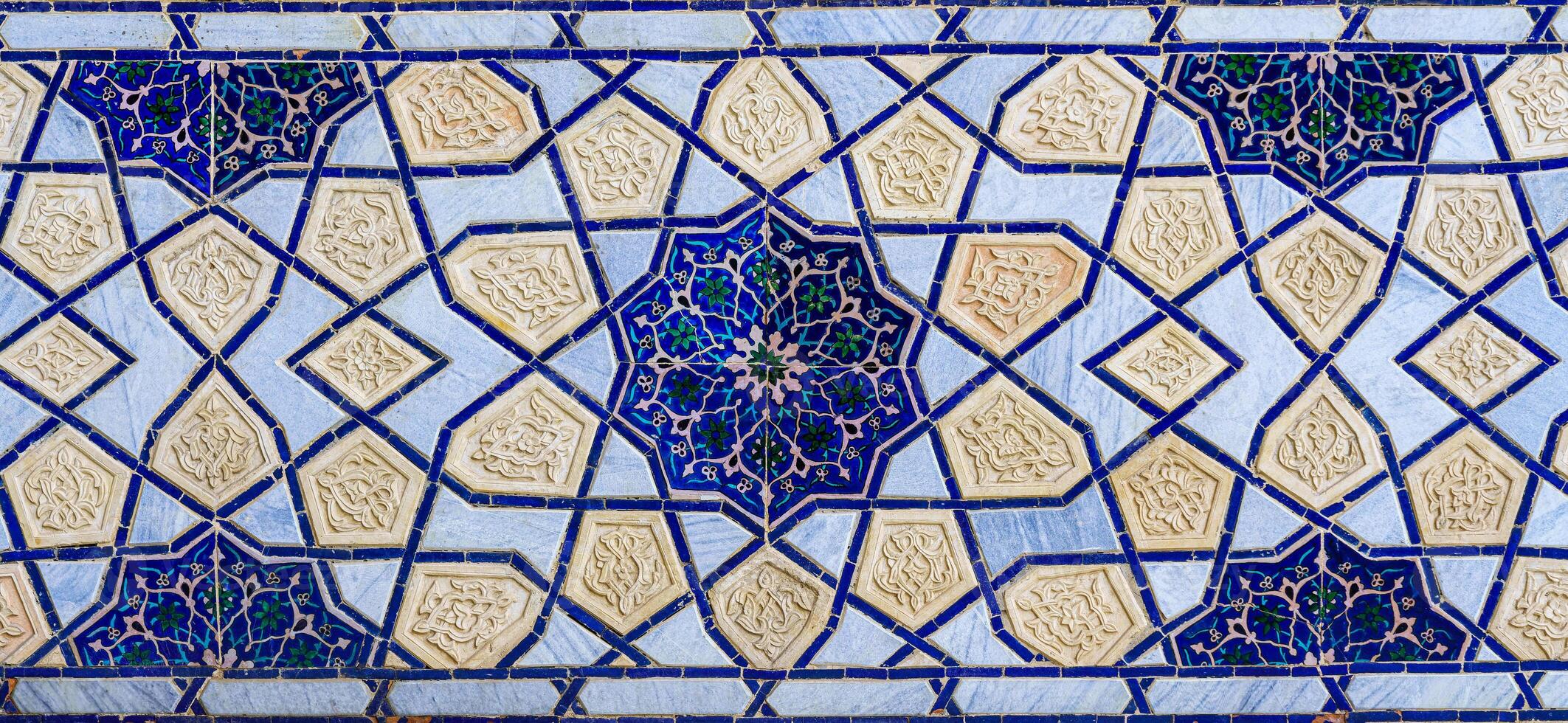 meetkundig traditioneel Islamitisch ornament. fragment van een keramisch mozaïek. foto