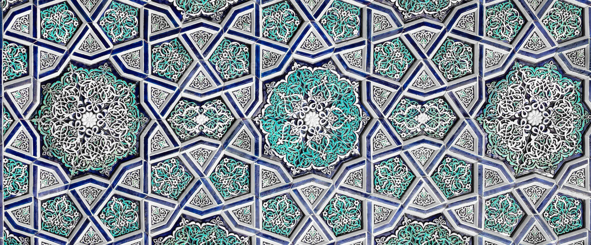 meetkundig traditioneel Islamitisch ornament. fragment van een keramisch mozaïek. abstract achtergrond. foto