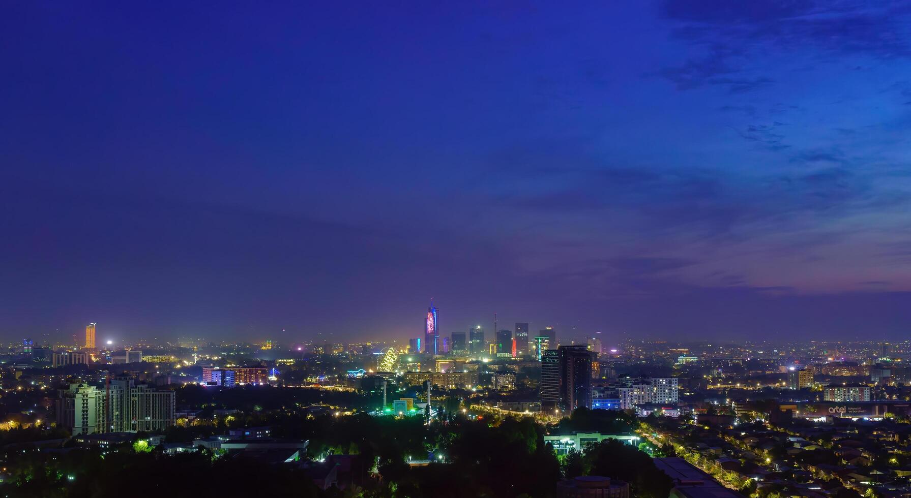 Oezbekistan, Tasjkent - september 29, 2023 top visie van de observatie dek Aan de Tasjkent TV toren naar de centraal een deel van de stad gedekt met smog Bij 's nachts . lucht vervuiling. foto