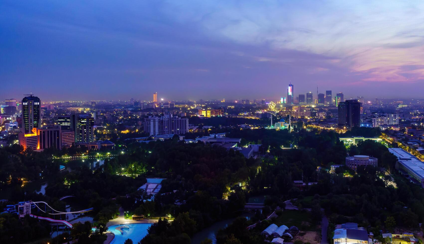 Oezbekistan, Tasjkent - september 29, 2023 top visie van de observatie dek Aan de Tasjkent TV toren naar de centraal een deel van de stad gedekt met smog Bij 's nachts . lucht vervuiling. foto