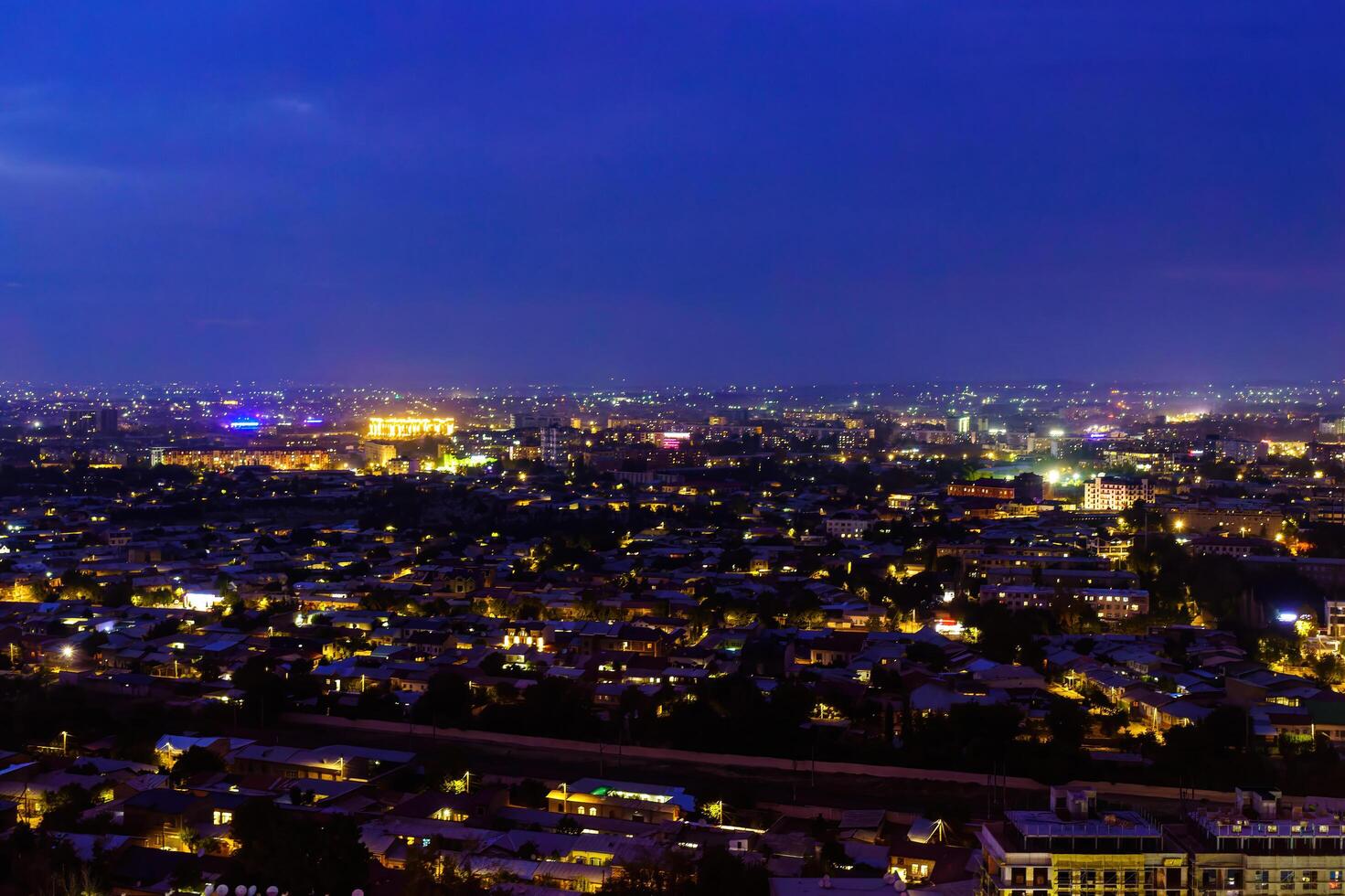 Oezbekistan, Tasjkent - september 29, 2023 top visie van de observatie dek Aan de Tasjkent TV toren naar de centraal een deel van de stad gedekt met smog Bij 's nachts . lucht vervuiling. foto