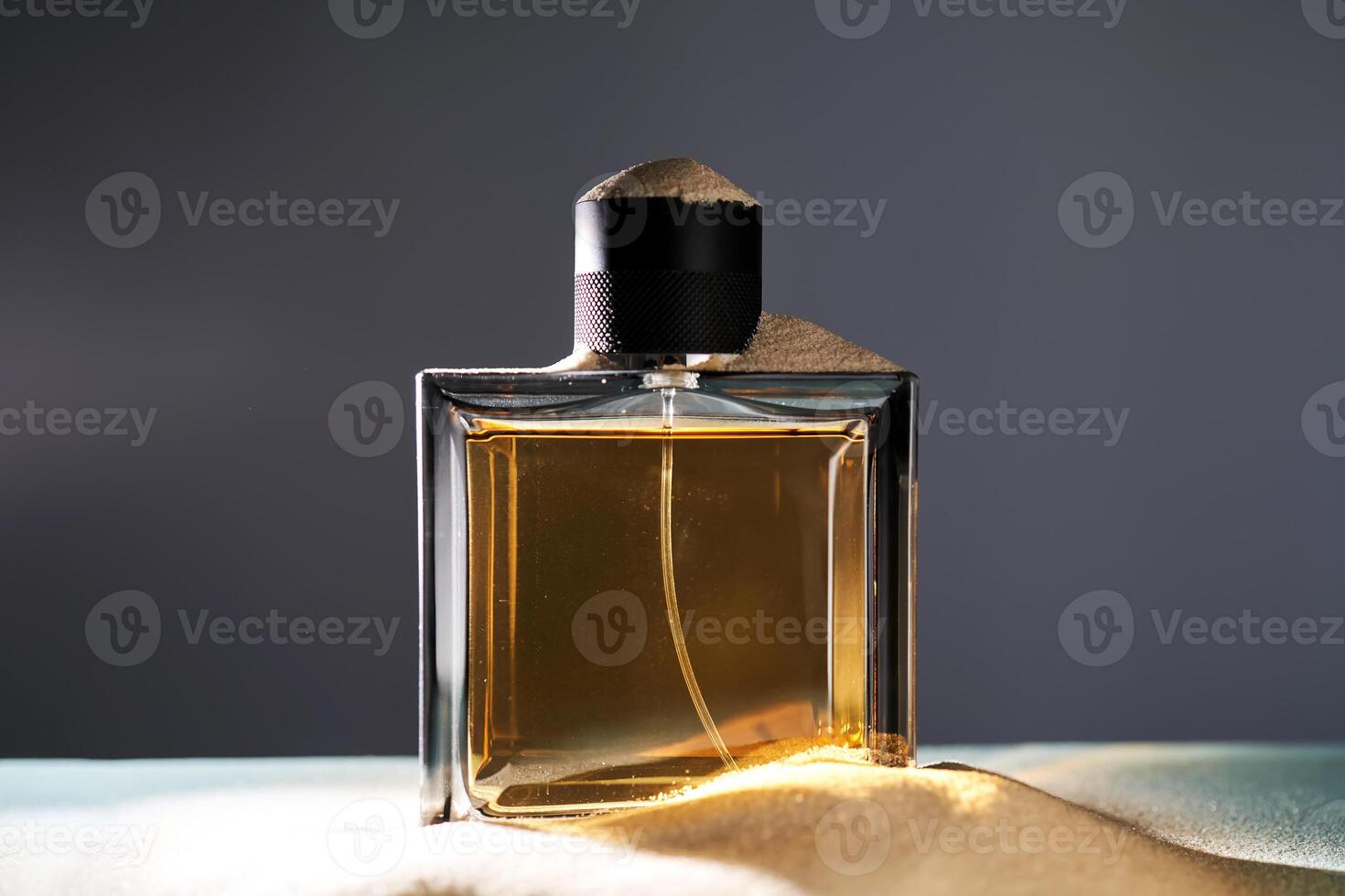 een fles van parfum Aan een achtergrond van zand. foto