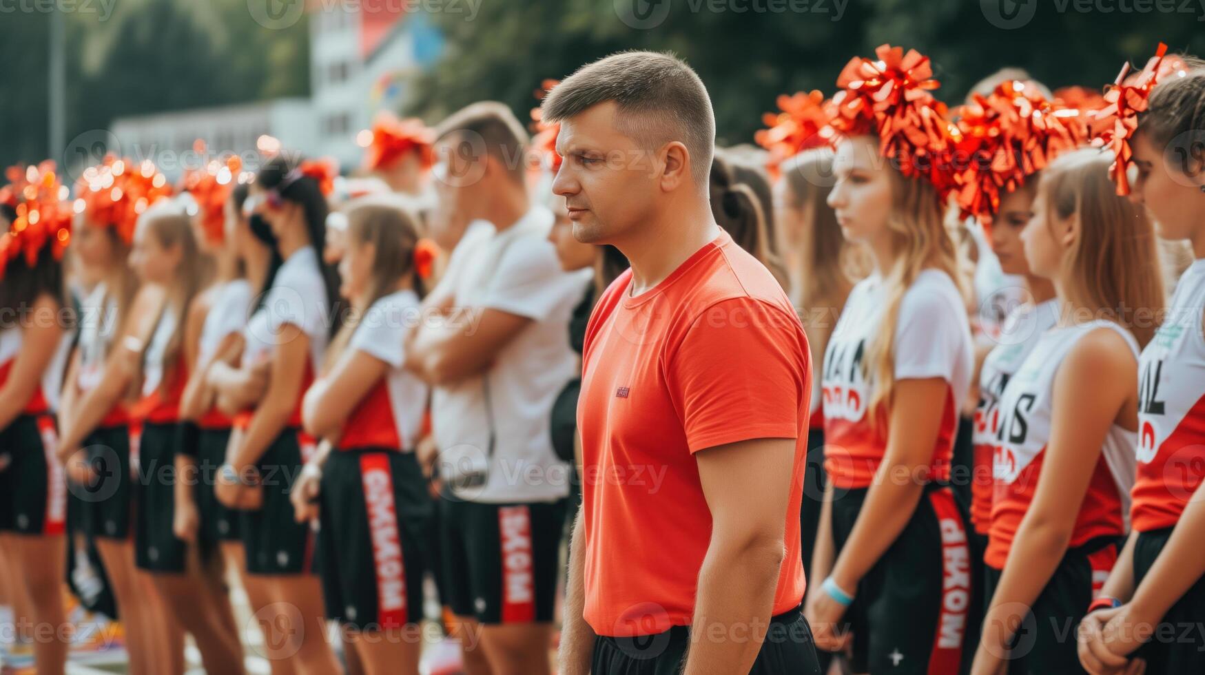 gefocust trainer met cheerleading team bekleed omhoog Bij sport- evenement foto