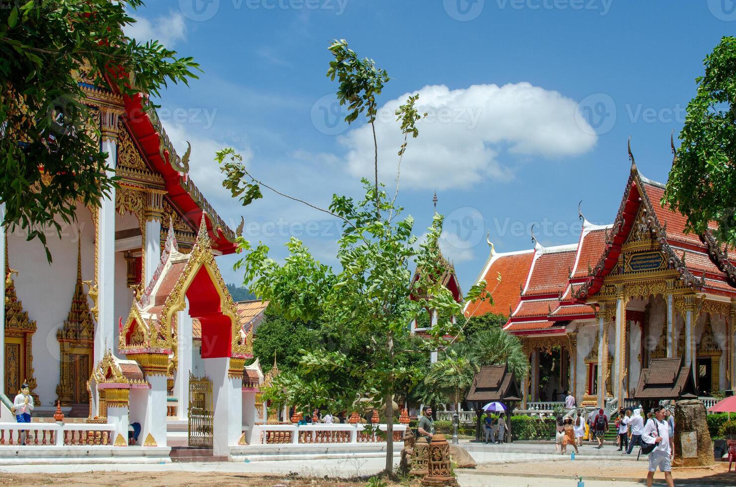 phuket, Thailand februari 27, 2024. gedetailleerd visie van de pagode Bij phuket grootste boeddhistisch tempel wat Chalong foto
