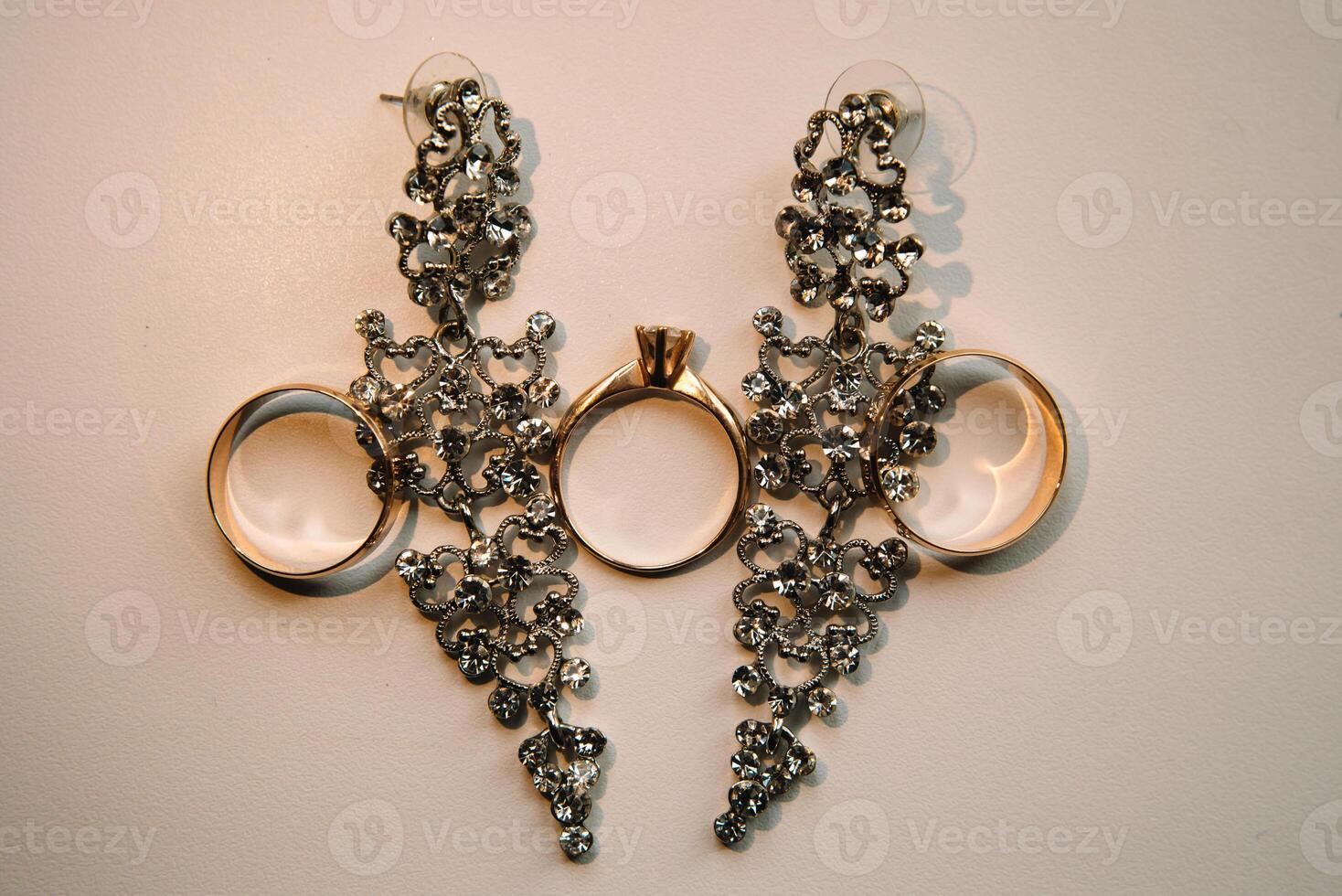 bruiloft ringen. twee bruiloft ringen voor de bruid en bruidegom foto