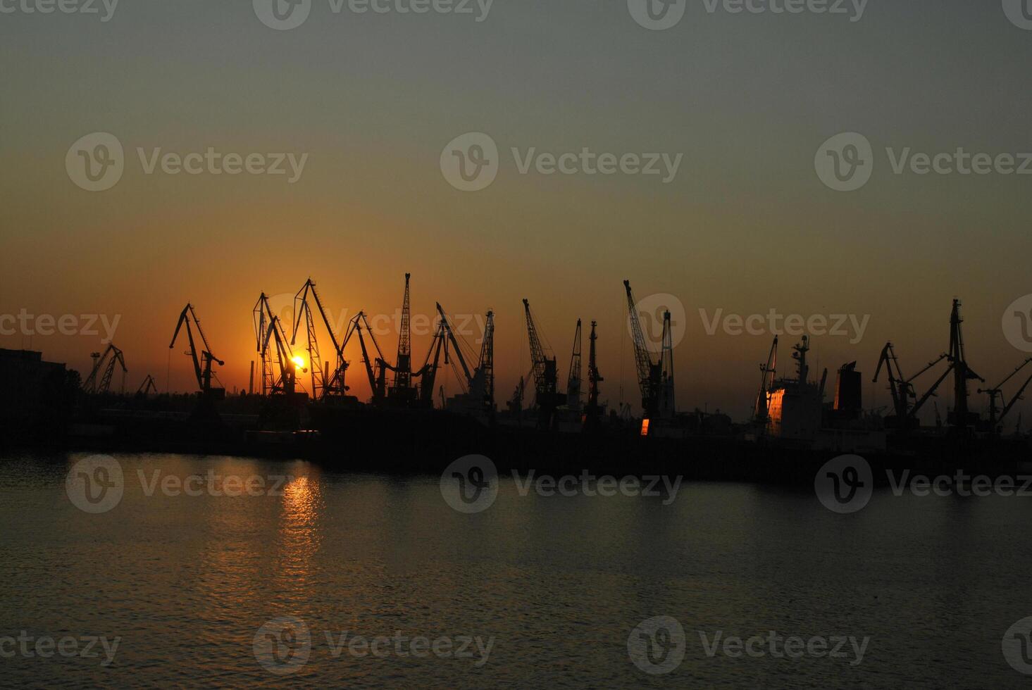 lading kranen in de zeehaven. foto