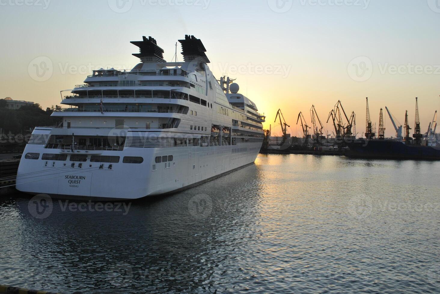 luxe reis schip het zeilen naar haven Aan zonsopkomst. foto