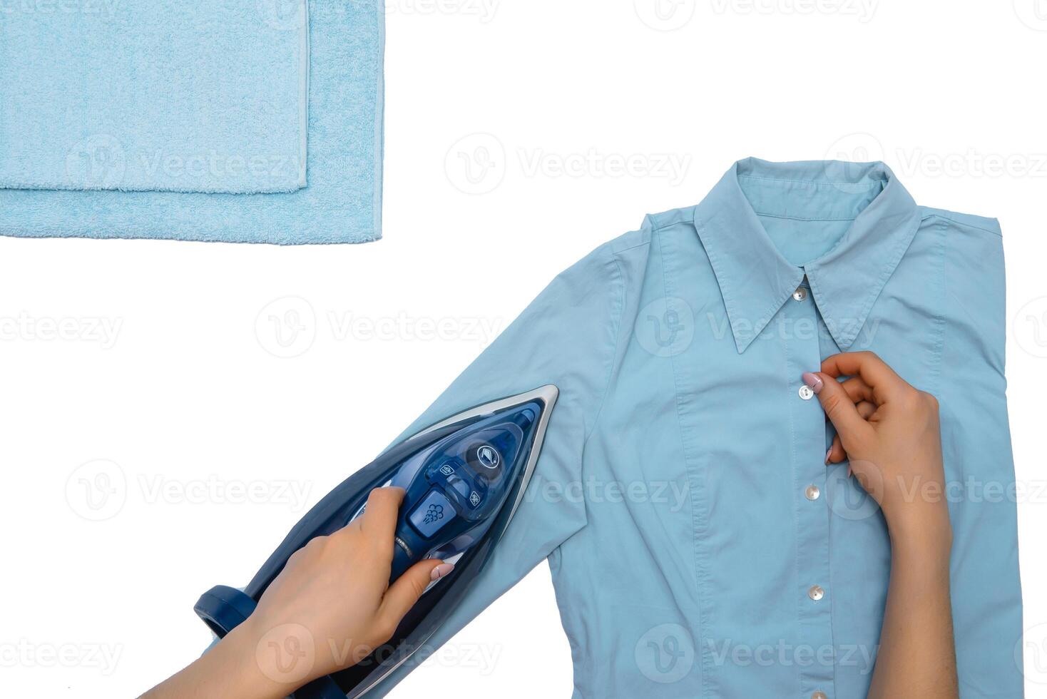 vrouw hand- strijken kleren top visie geïsoleerd Aan wit achtergrond. jong vrouw met ijzer strijken man's overhemd gezien van bovenstaand gedurende huiswerk. blauw ijzer Aan wit tafel foto