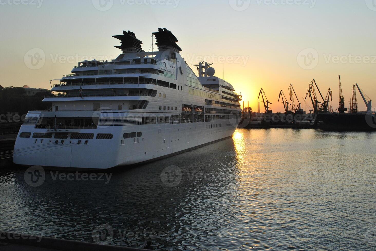 luxe reis schip het zeilen naar haven Aan zonsopkomst. foto
