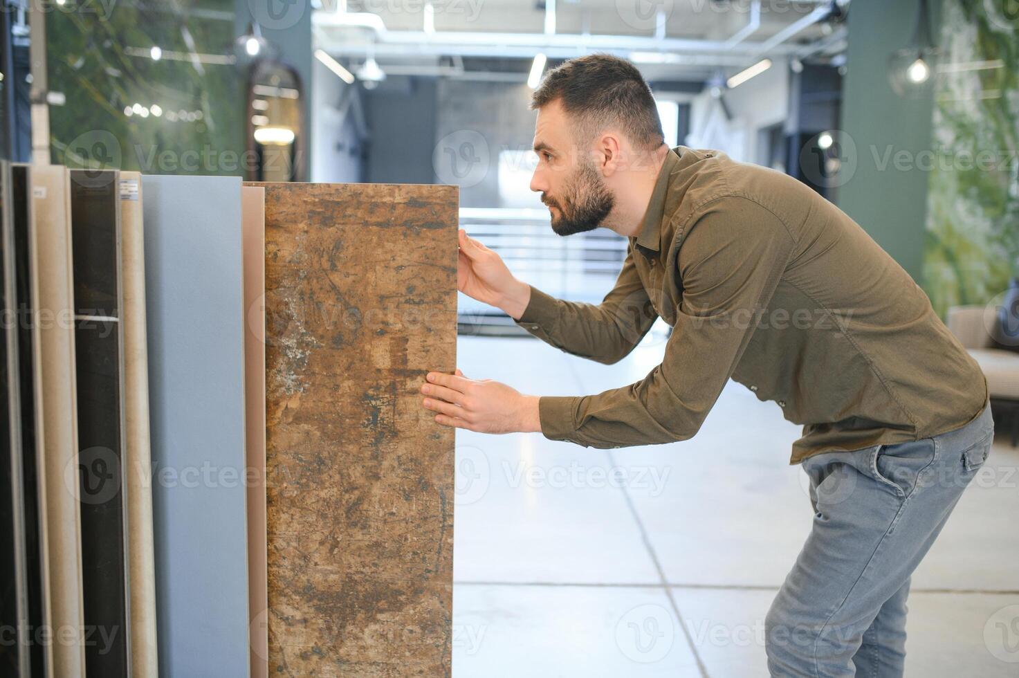 knap Mens klant kiezen keramisch tegel Bij gebouw materialen op te slaan foto