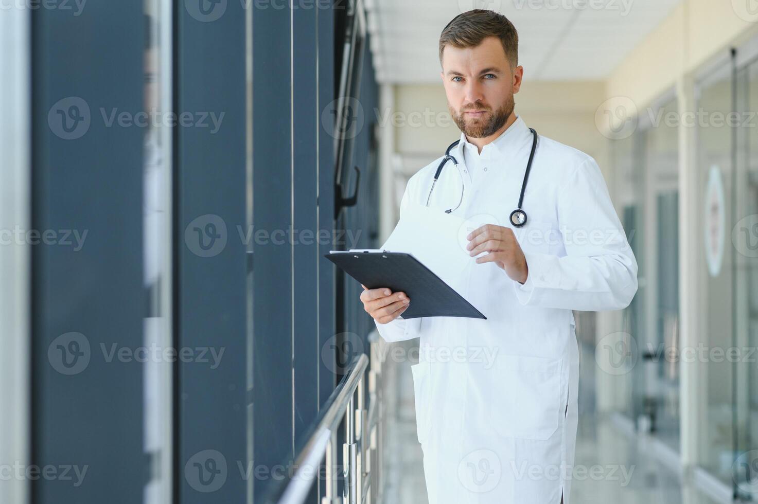 portret van een mannetje dokter staand in een ziekenhuis hal. foto