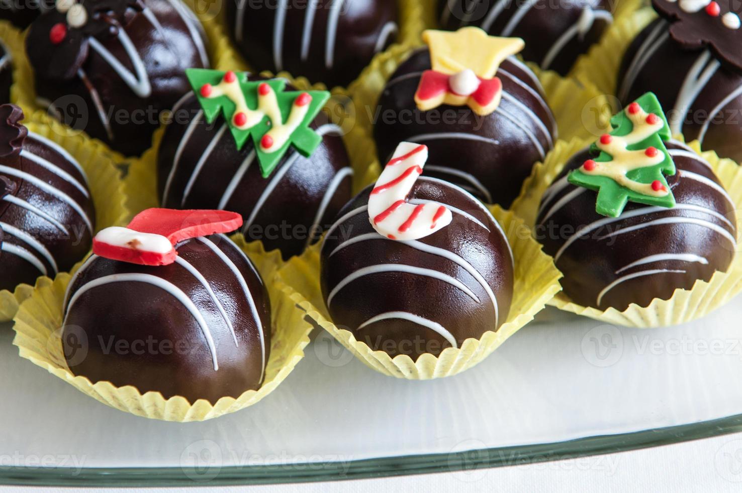 chocolade ballen kerstboom sneeuwpop hert. foto