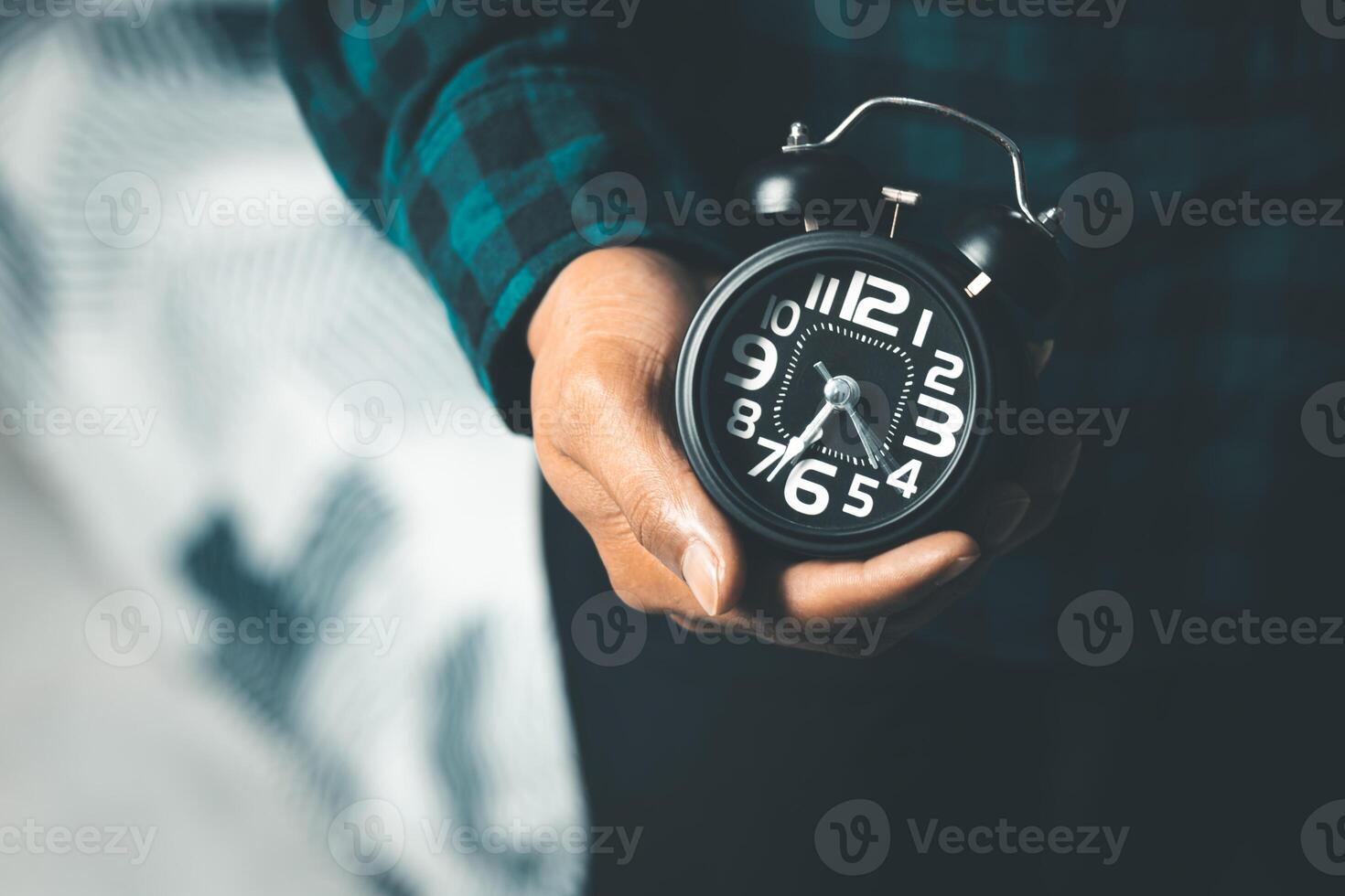 tijd beheer concept. Mens handen Holding zwart retro alarm klok. tijd naar wakker worden omhoog voor de ochtend- routine- foto