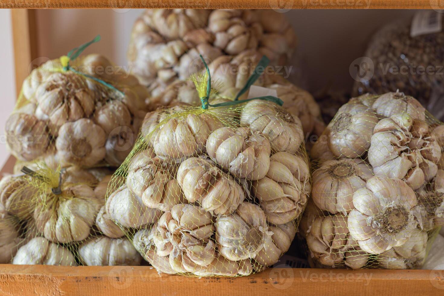 stack van knoflook in de traditioneel marktplaats foto