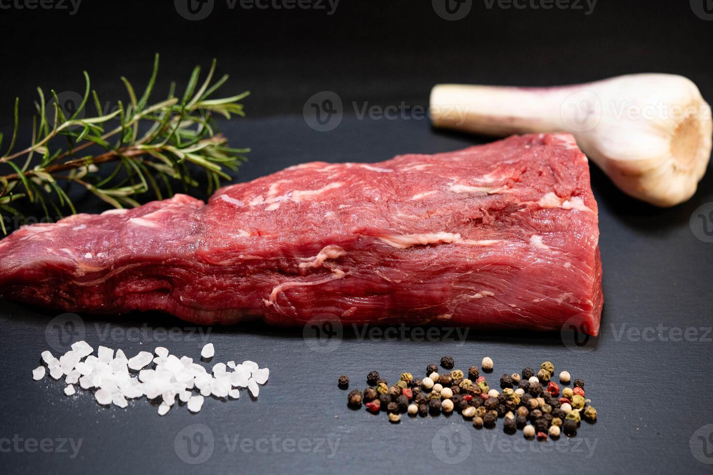 rundvlees steak filet met kruiden en specerijen foto