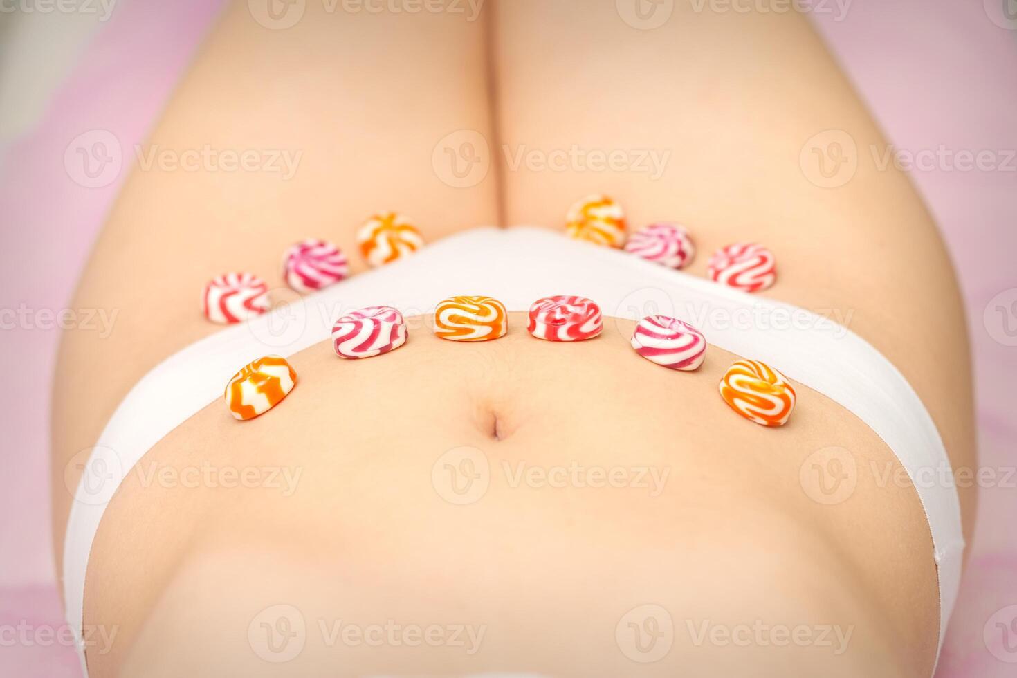 ronde snoepjes aan het liegen in een rij Aan vrouw bikini zone, de concept van intiem ontharing, problemen van intiem hygiëne foto