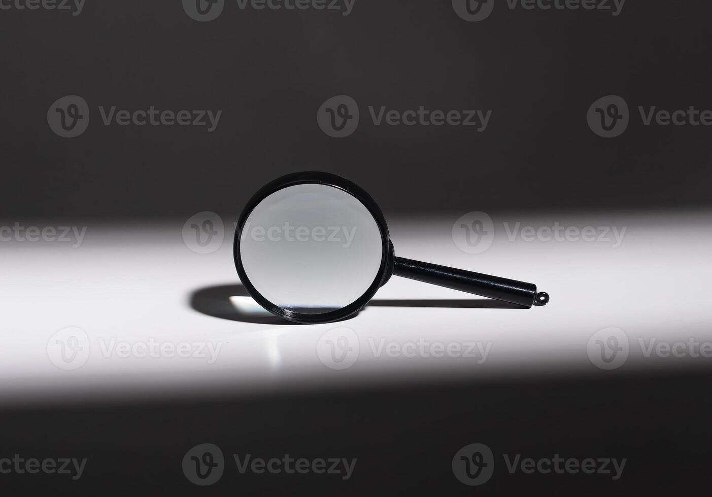 vergroten concept met loep, zoom lens. wetenschap, opleiding, mysterie symbool. detective uitrusting voor foto