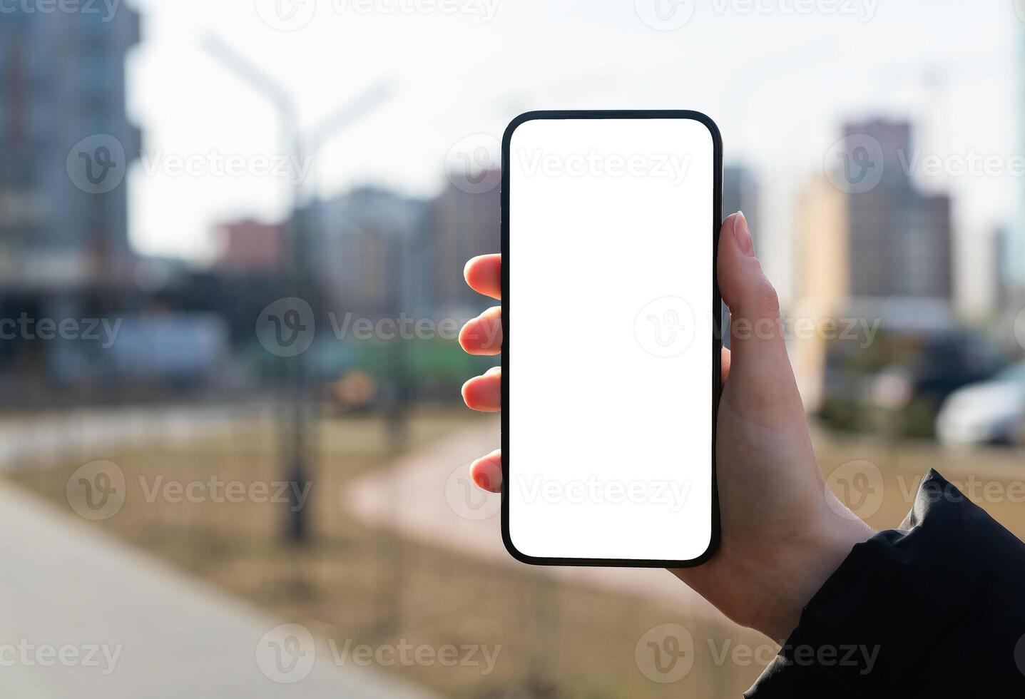 hand- Holding mobiel telefoon scherm model, leeg blanco smartphone Scherm, wazig stad foto