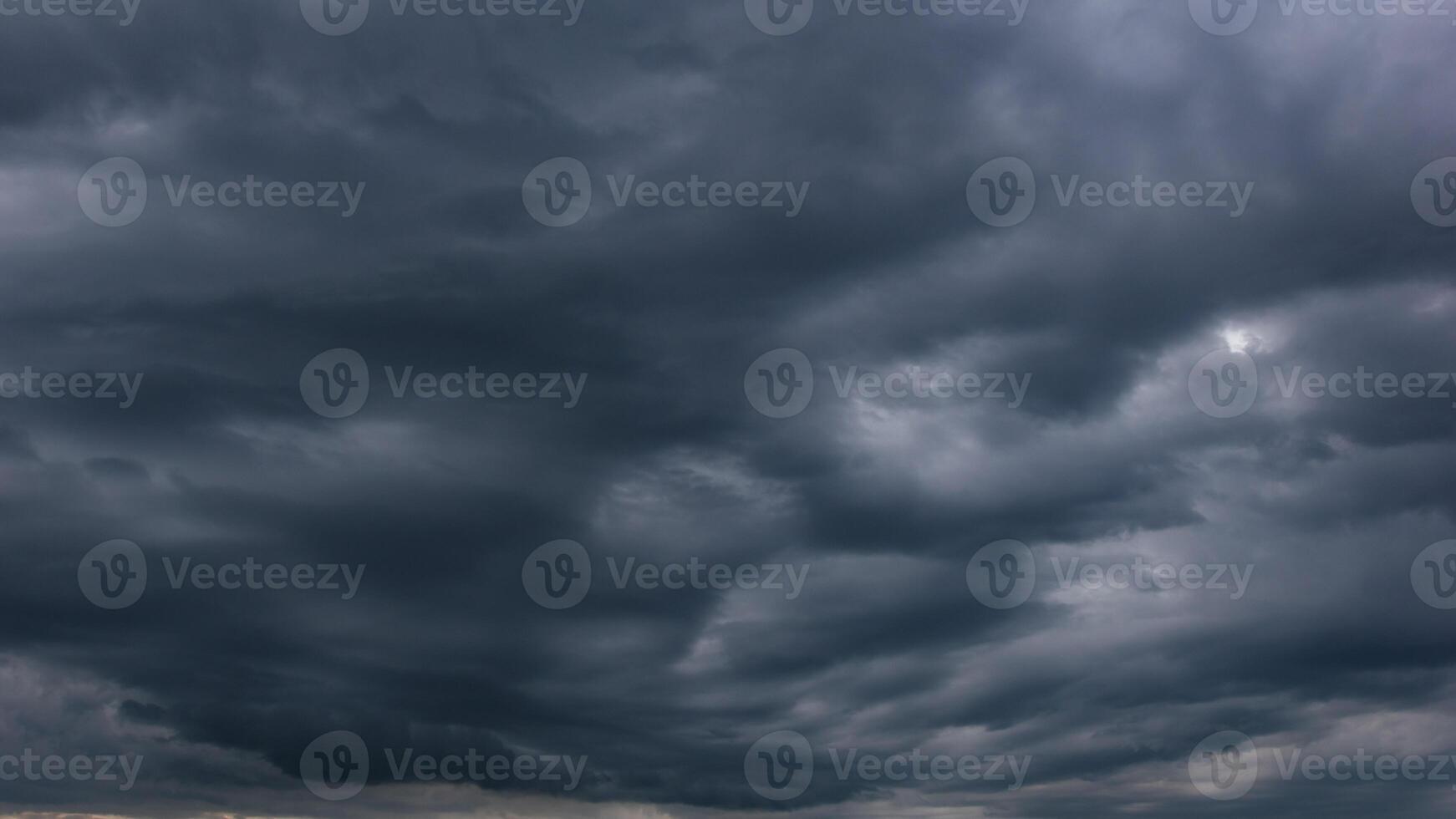 de donker lucht met zwaar wolken convergeren en een gewelddadig storm voordat de regen.slecht of humeurig weer lucht en omgeving. koolstof dioxide uitstoot, kas effect, globaal opwarming, klimaat verandering foto