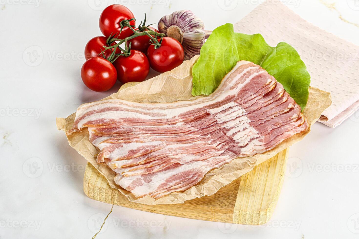 gesneden varkensvlees spek oveerd bord foto