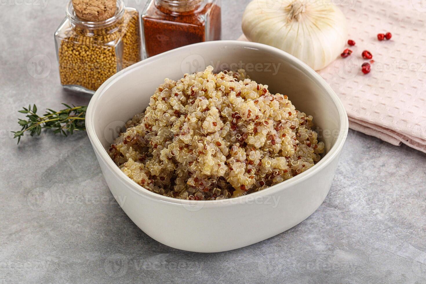 veganistisch keuken - gekookt quinoa ontbijtgranen foto