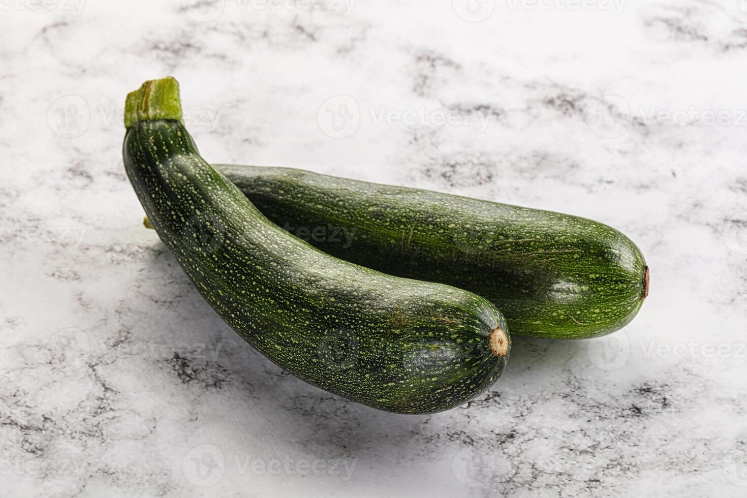 rauw jong klein groen courgette foto