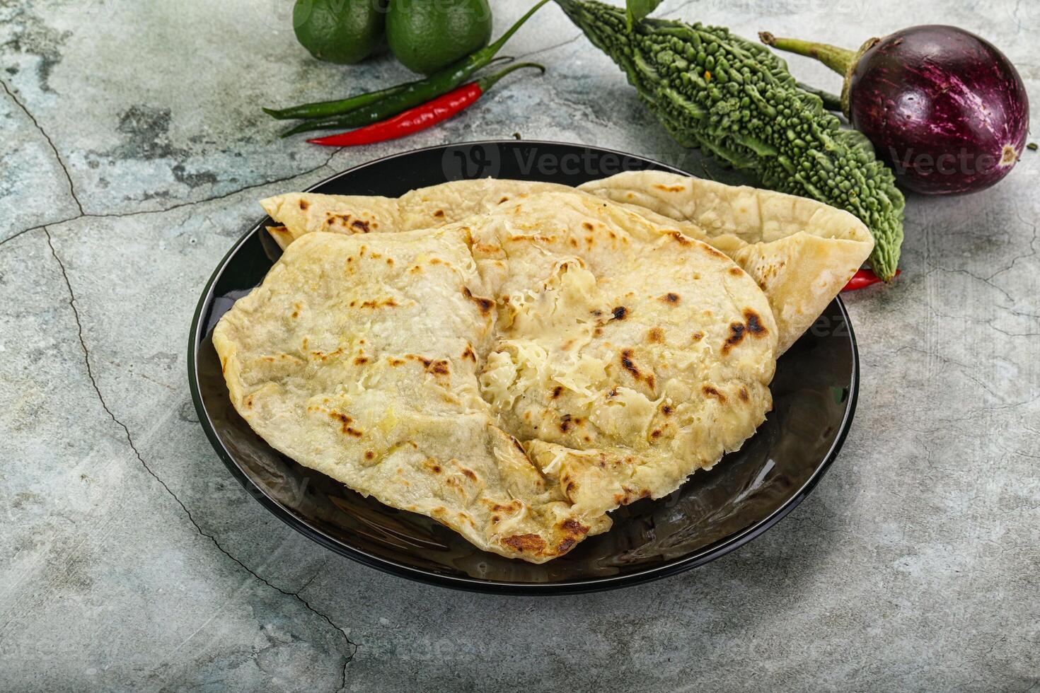 Indisch tandori brood - naan met kaas foto