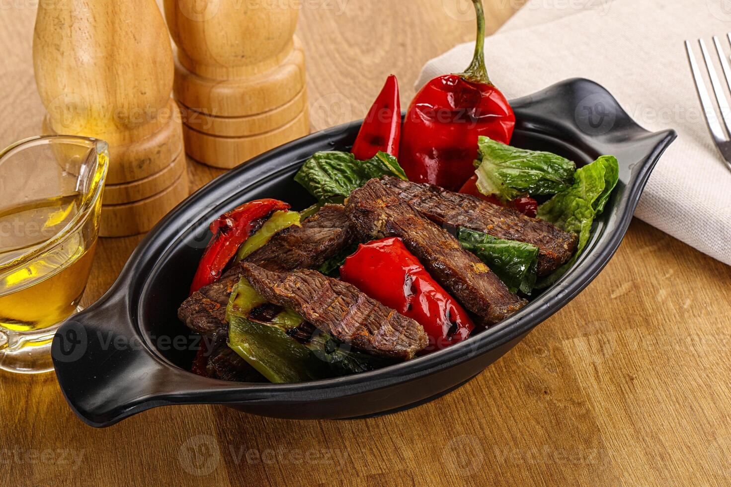 salade met gegrild rundvlees steak foto