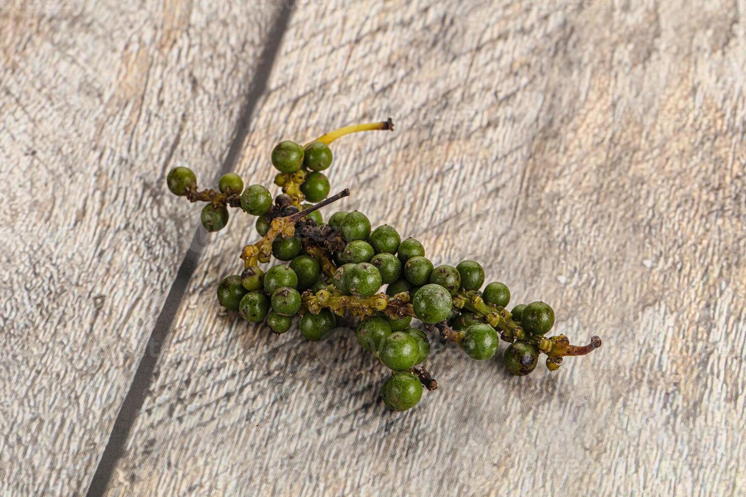 groen peper maïs hoop geïsoleerd foto