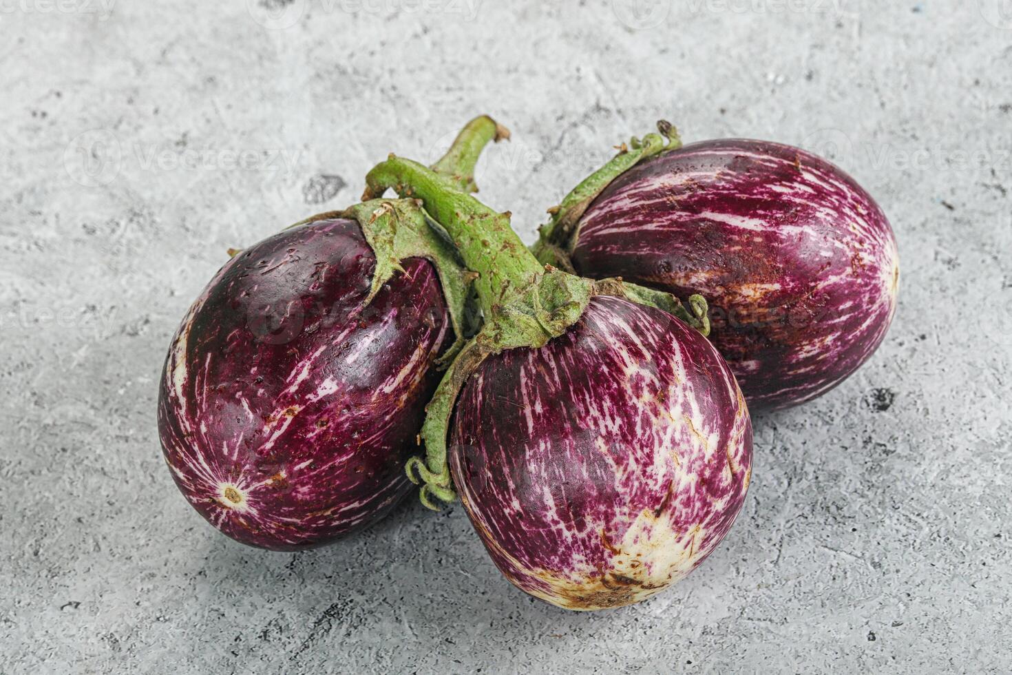 rauw rijp Aziatisch klein aubergine foto