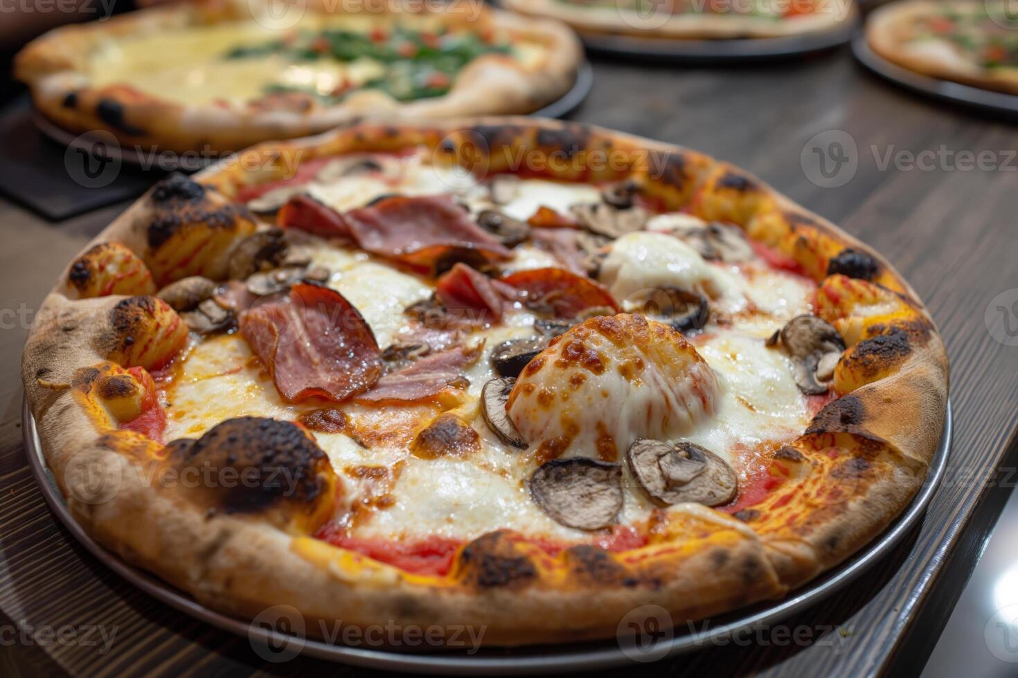 rustiek eigengemaakt pizza met toppings foto