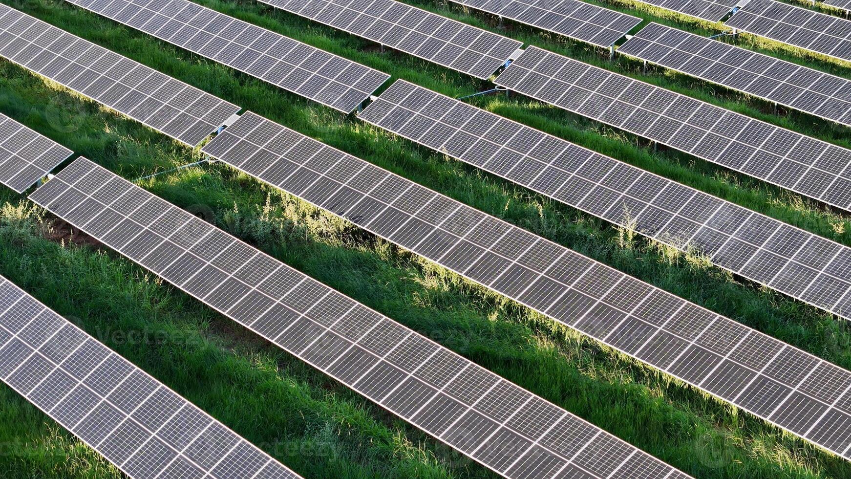 zonne- energie fabriek in landelijk Oppervlakte foto