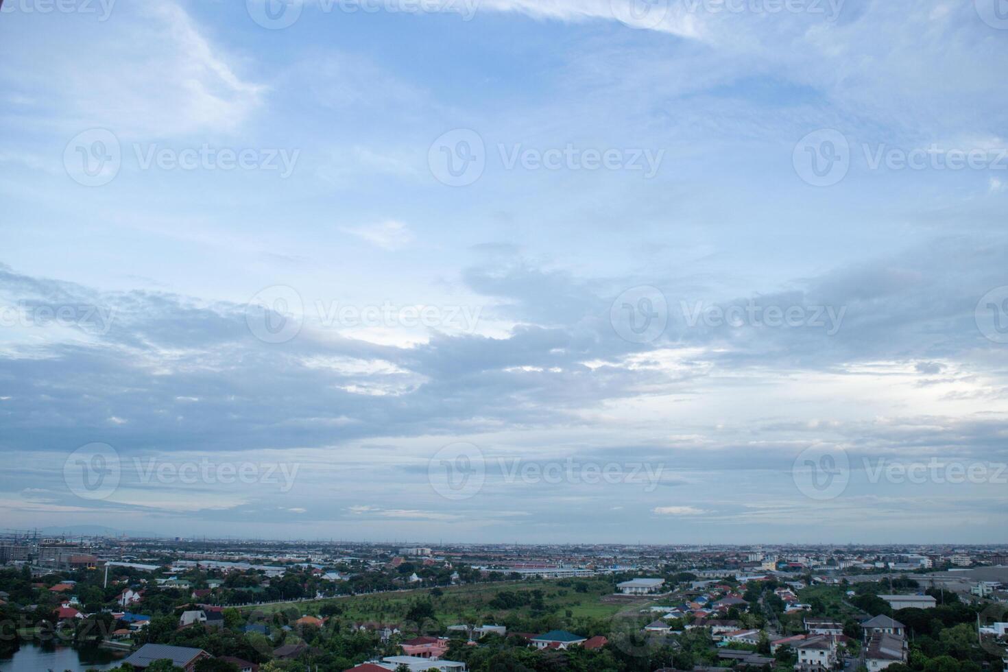 hemel bewolkt lucht dag avond schemer tijd met zonlicht straal van tussen wolken met stad stad- achtergrond foto